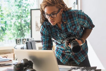  Photographer using WordPress featured image plugin to add featured images to WordPress website