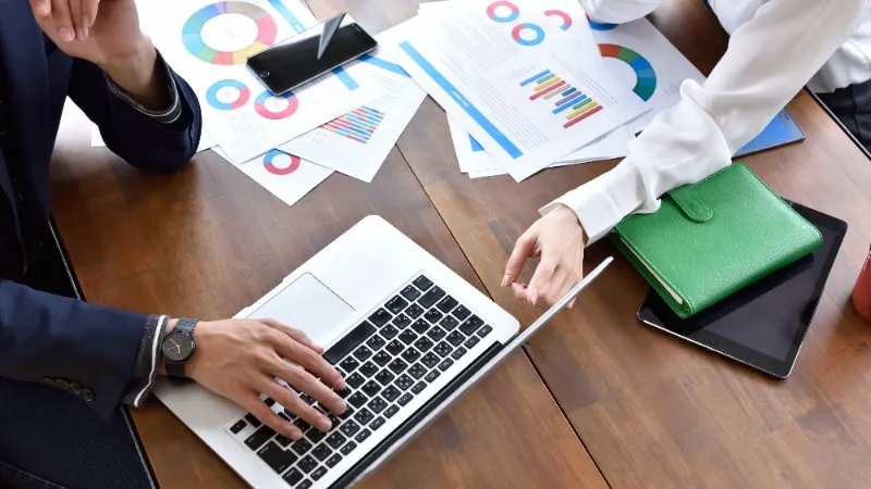 暗黙知の意味や具体例とは？形式知との違いや変換するメリットを解説