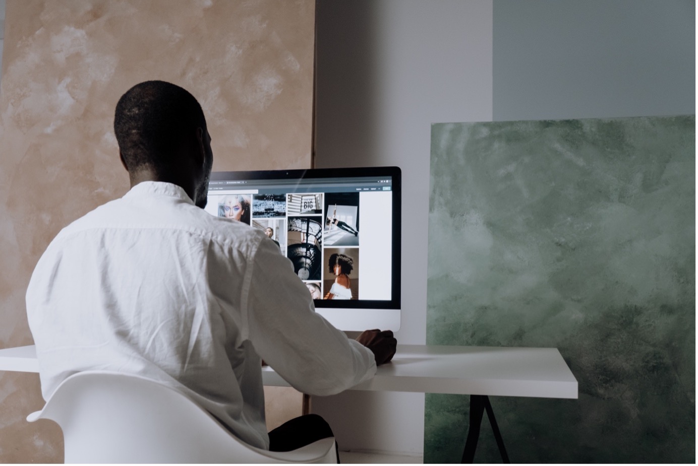 Collaborateur en train de programmer une publication Instagram
