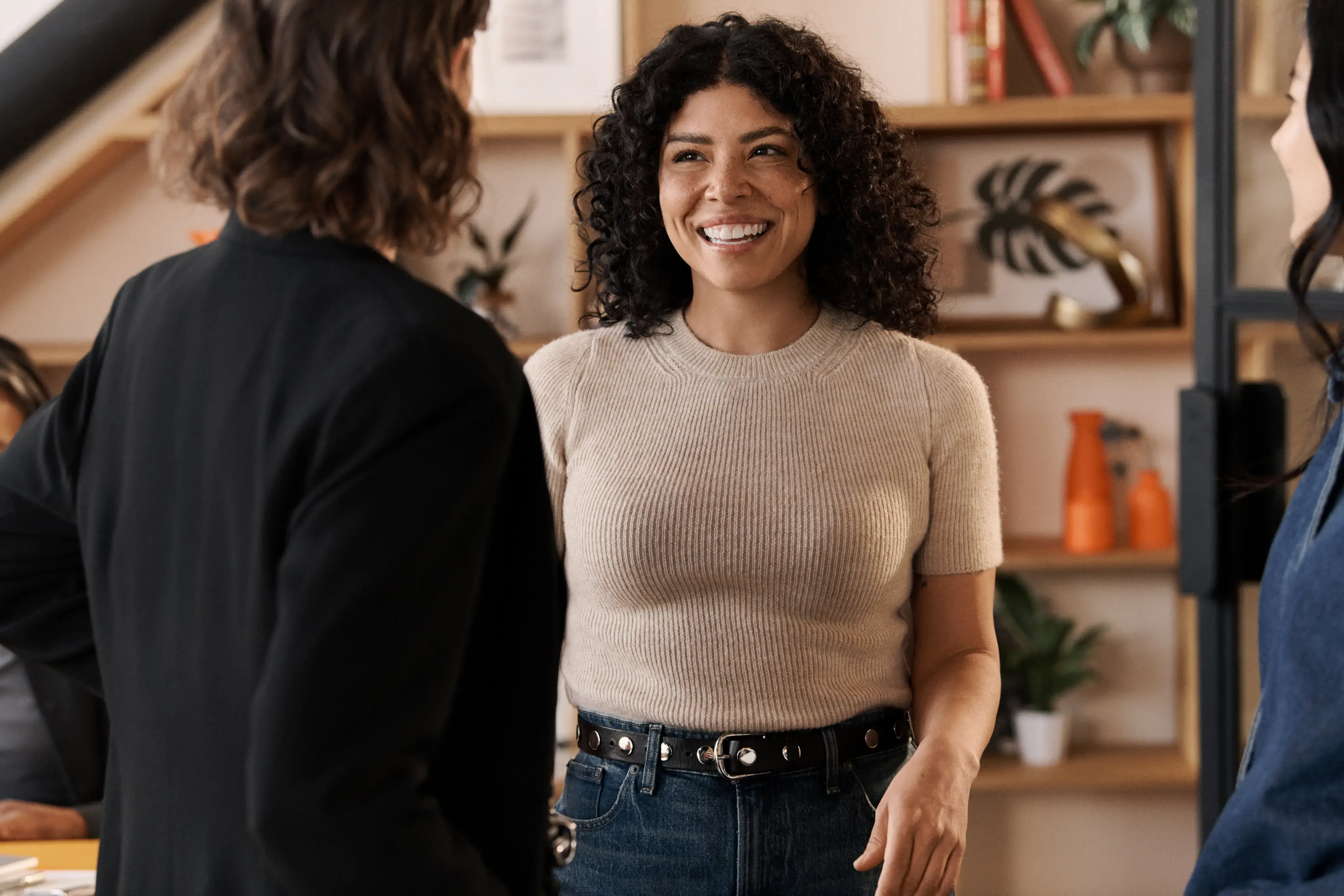 Frauen unterhalten sich über Customer Agent