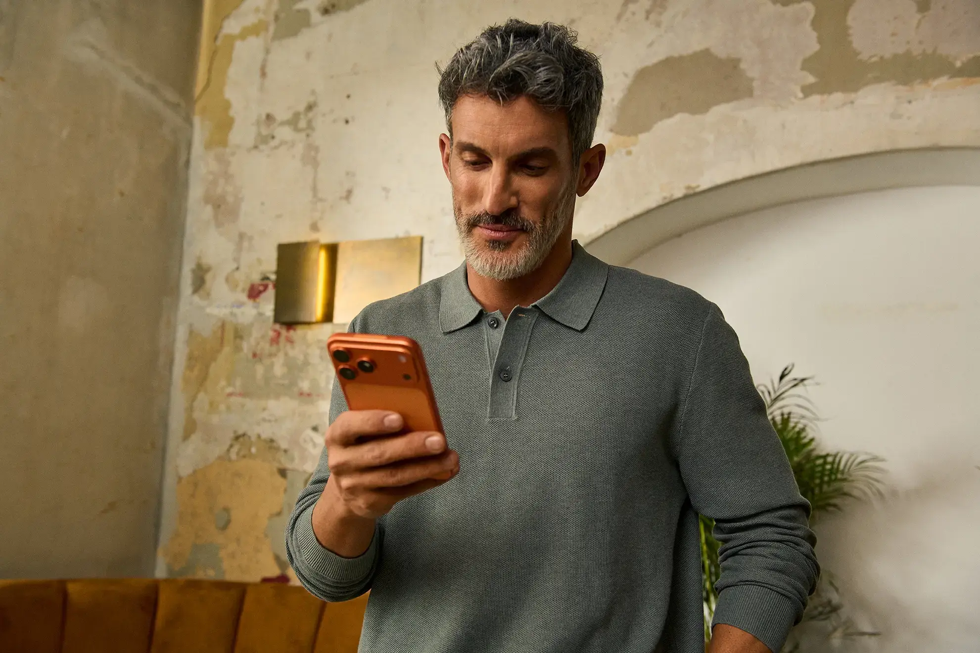 Mann informiert sich am Smartphone über Data Agent