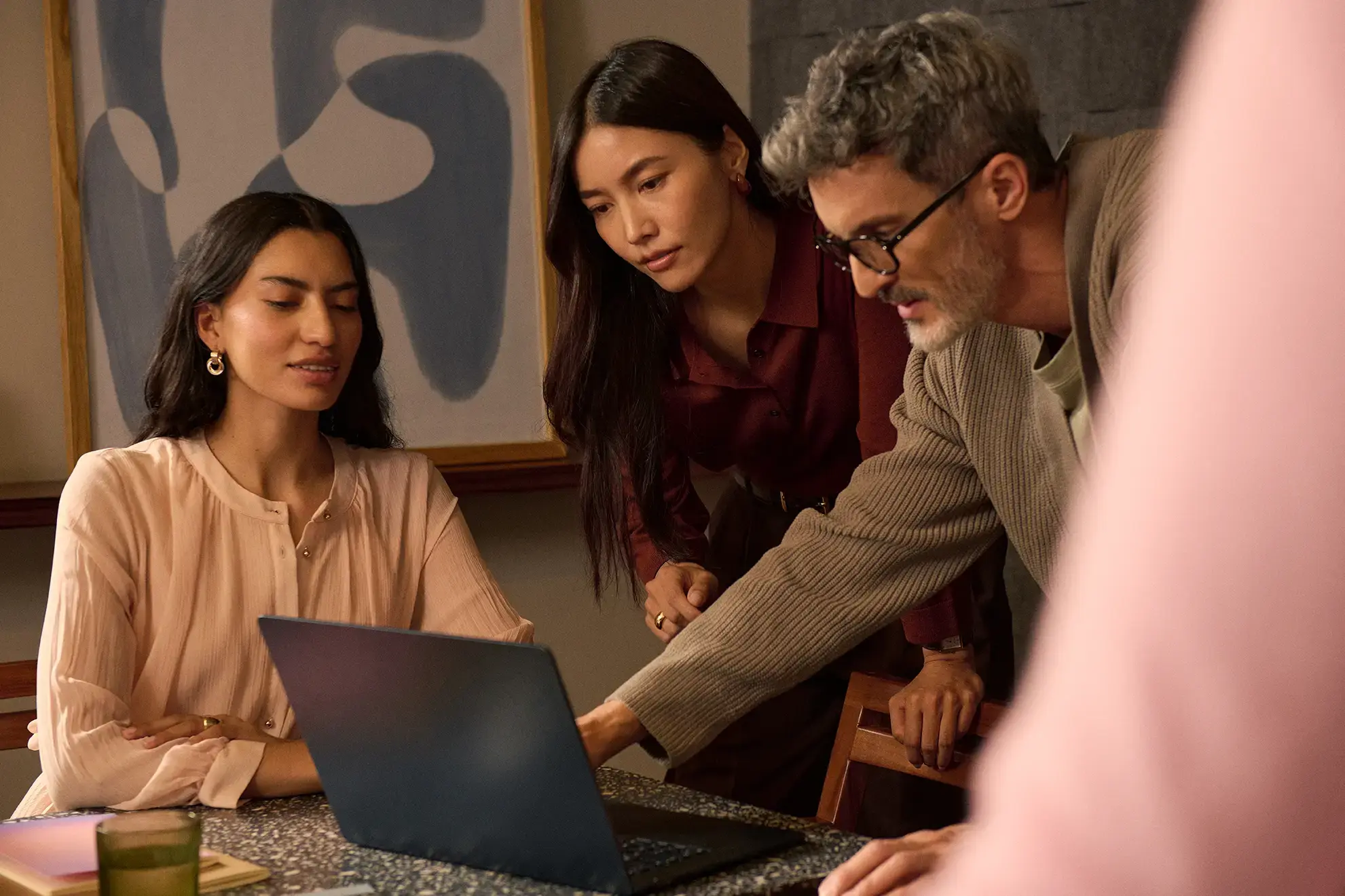 Gruppe guckt sich Data Agent auf Laptop an
