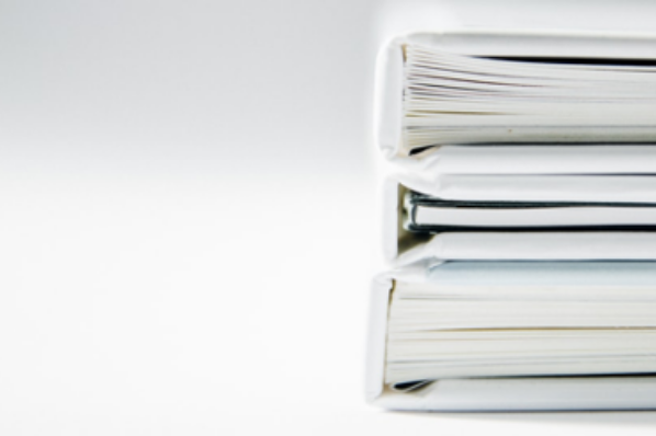 Pile de dossiers issus du contrôle de gestion