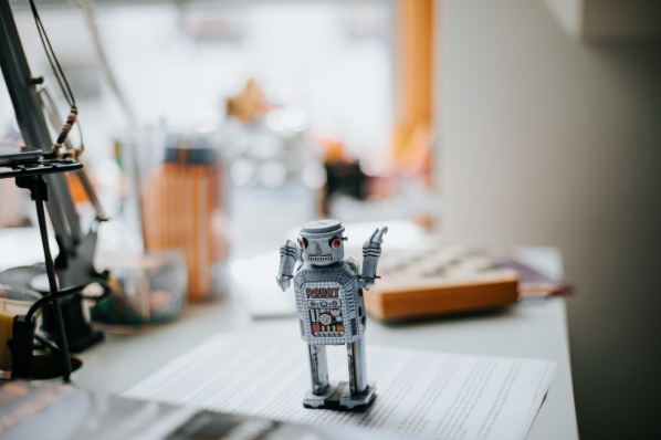 petit robot en acier sur un document papier