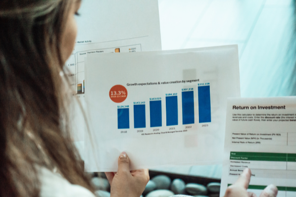 personne entrain de consulter des graphiques pour juger les retour sur invesstissement