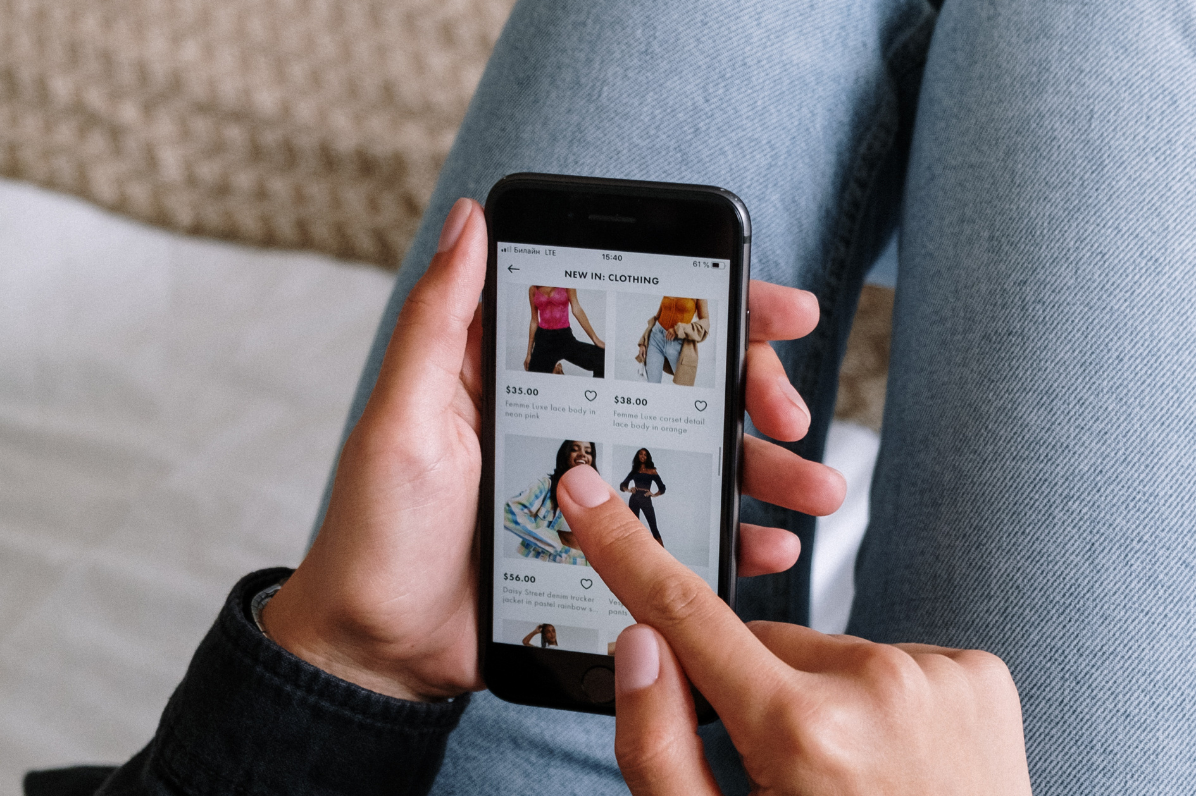 Personne entrain de faire du shopping sur son téléphone 