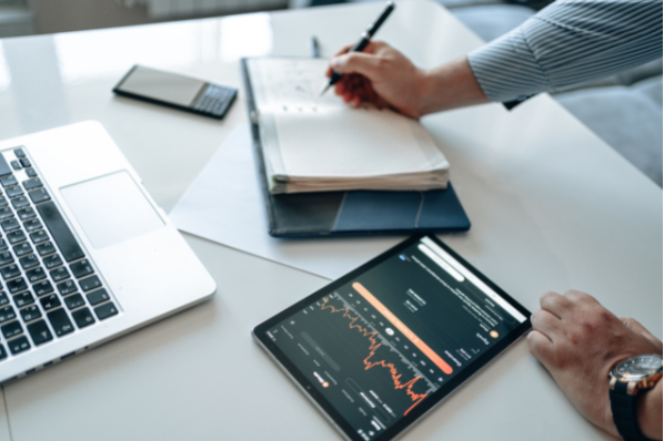 ipad et bloc note sur un bureau 