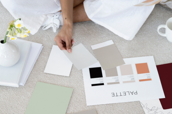 personne assise entrain de choisir la palette de couleurs de sa marque 