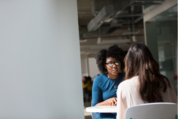 entretien de vente en cours entre 2 femmes face à face