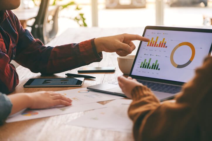 Kollegen-besprechen-Advanced-Analytics-am-Laptop