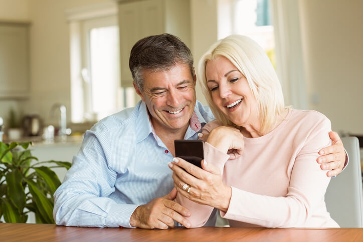 Paar-aus-der-Boomer-Generation-schaut-gemeinsam-auf-Smartphone