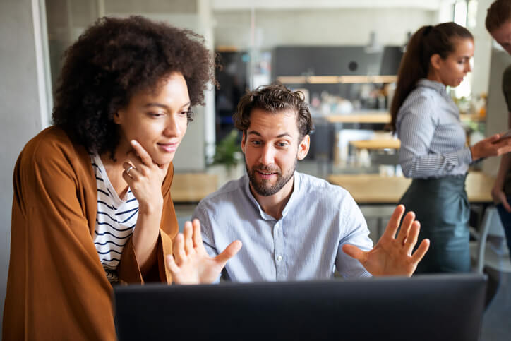 Kollegin-und-Kollege-arbeiten-an-Demand-Side-Platform