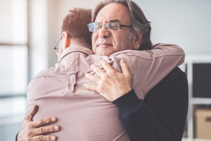 Umarmung-zweier-Personen-in-emotionaler-Werbung