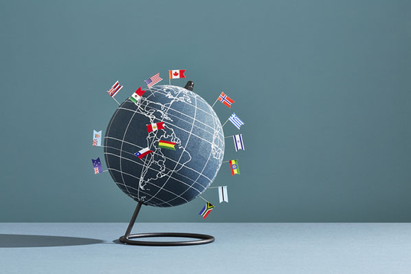 Welt mit vielen Flaggen symbolisiert Website-Lokalisierung