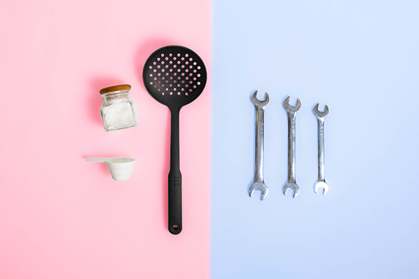 Stereotypen im Gender Marketing symbolhaft mit Kochlöffeln und Schraubenziehern dargestellt
