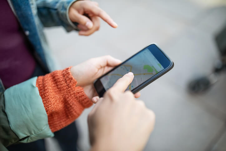 Person-nutzt-Google-Maps-auf-Smartphone