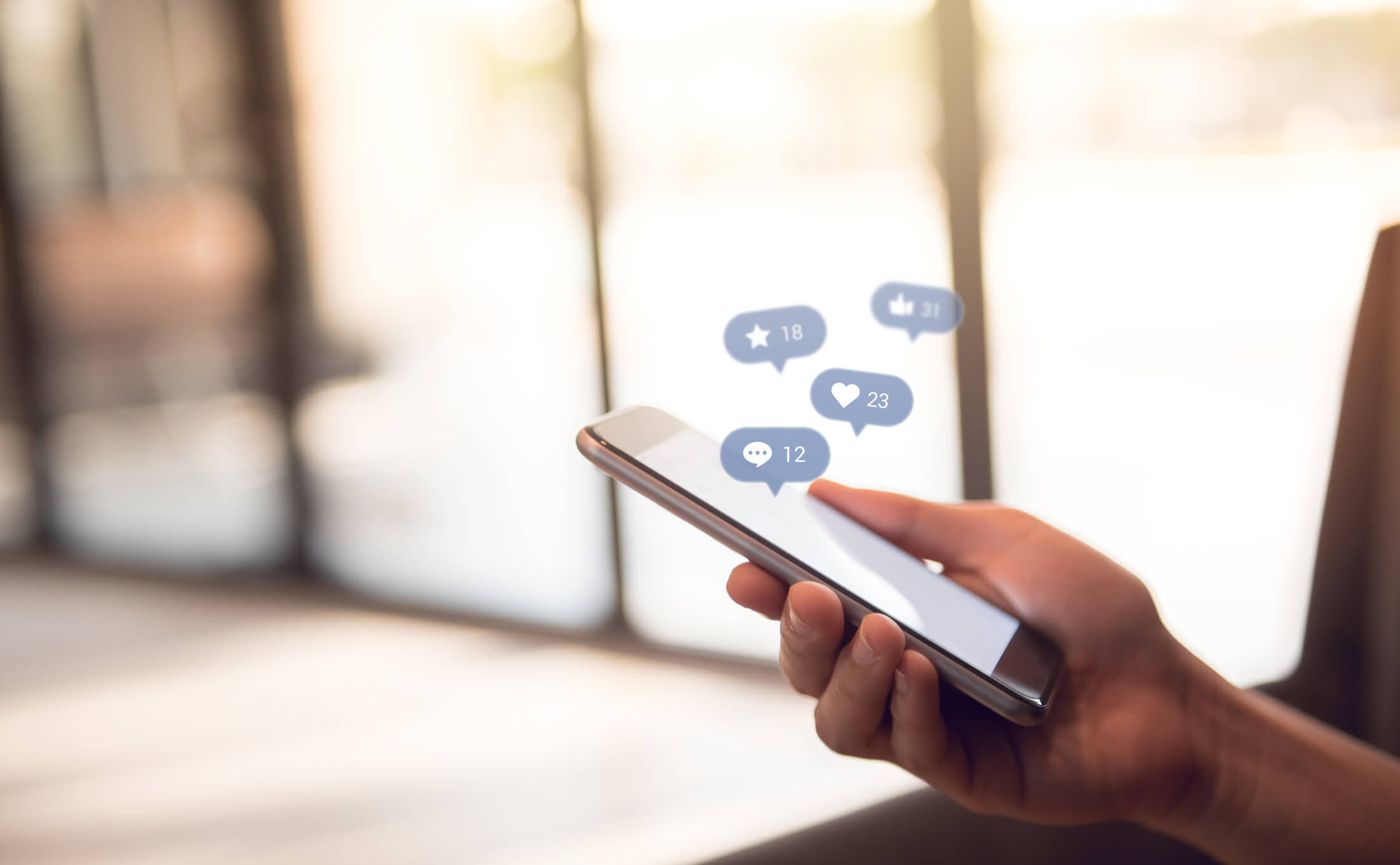 Person-schaut-Werbung-in-Instagram-Story-auf-Smartphone-an