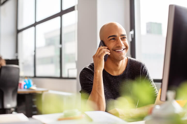 Mann-im-Telefongespräch-mit-Kunden