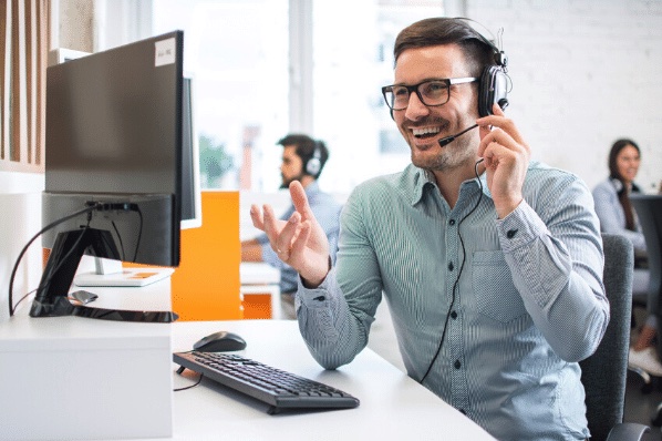 Vertriebsmitarbeiter am Telefon beim Lean Selling
