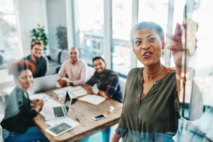 Team-im-Meetingraum-plant-operatives-Marketing