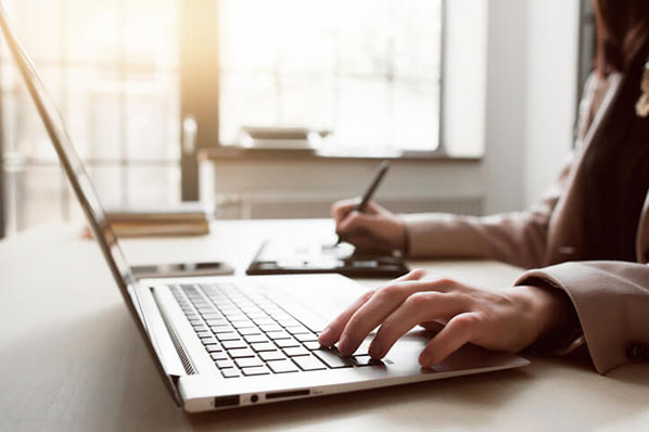 Frau nutzt Marketing-Reporting-Tool am Laptop