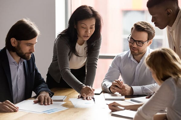 Personen arbeiten am Vertriebsmanagement