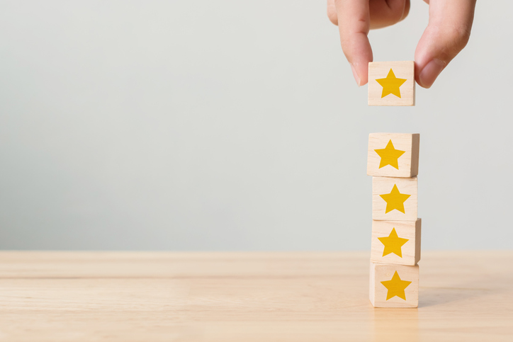 Hand-baut-Steine-mit-Sternen-als-Bewertung-für-Service-Excellence