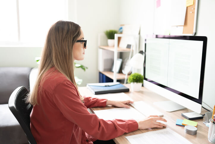 Texterin-sitzt-am-Computer-und-arbeitet-an-Content