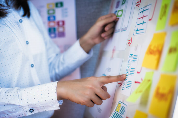 Frau-hält-Finger-auf-Vorlage-für-UX-Research