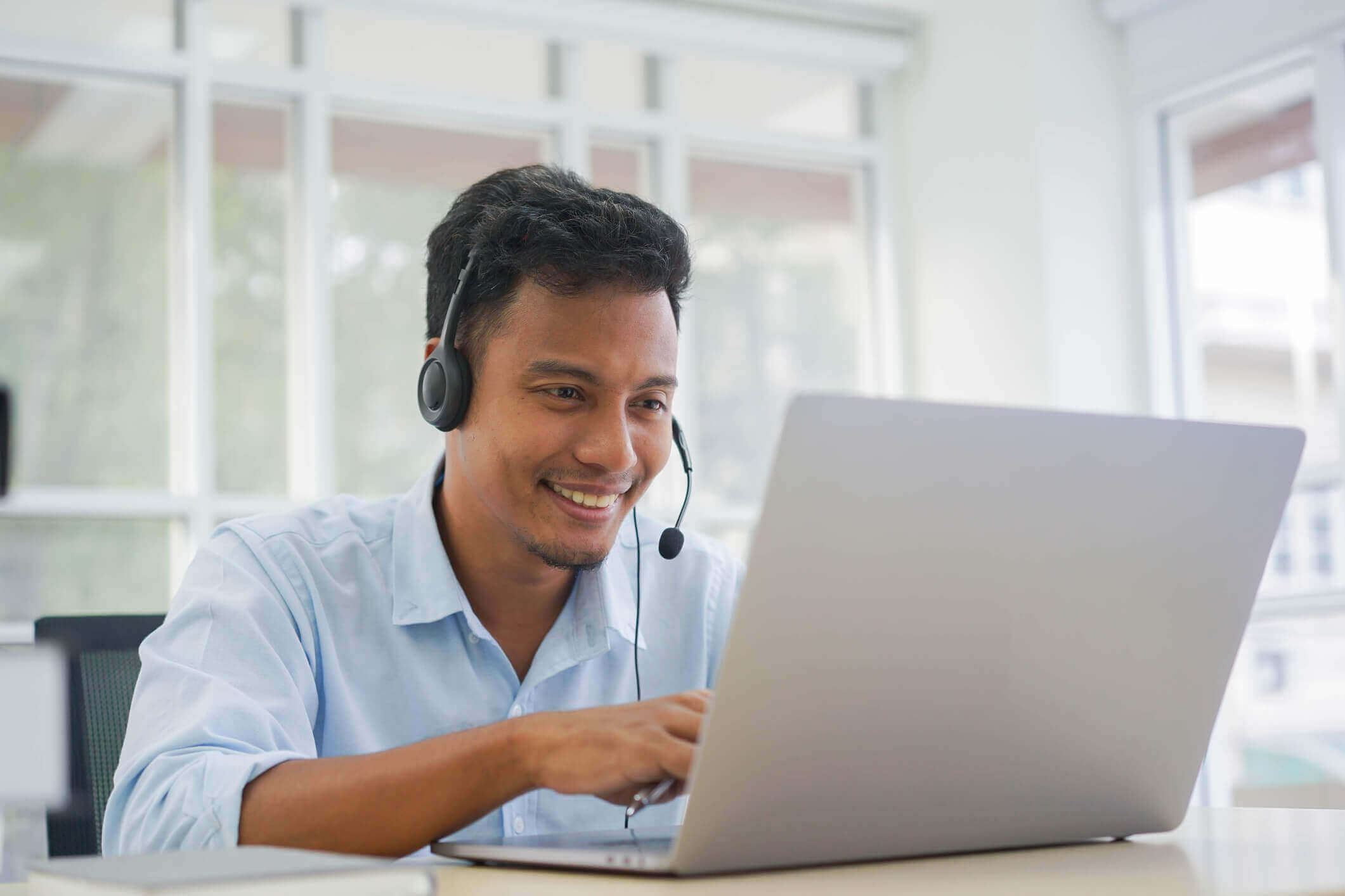 Kundensupport-Mitarbeiter-arbeitet-mit-Headset-und-Laptop