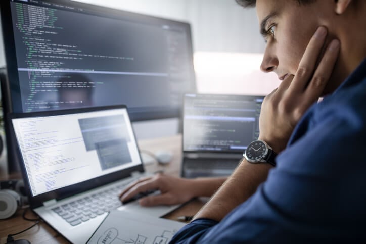 Mann arbeitet am Laptop an Website-Sicherheit