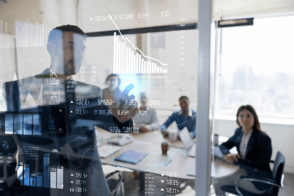 Mann erklärt Team AI as a Service (AIaaS) an Glaswand