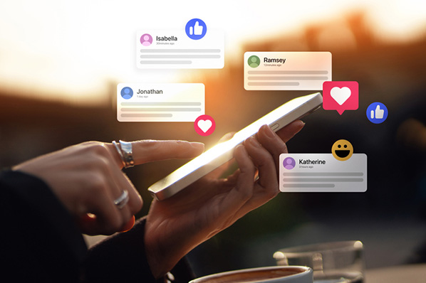 Frau benutzt Smartphone für B2B Social-Media-Marketing