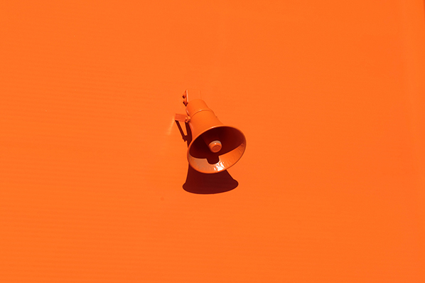 Megafon auf orangenem Hintergrund symbolisiert Brand Awareness
