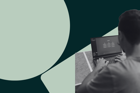 Person am Laptop nutzt ChatGPT als Suchmaschine 