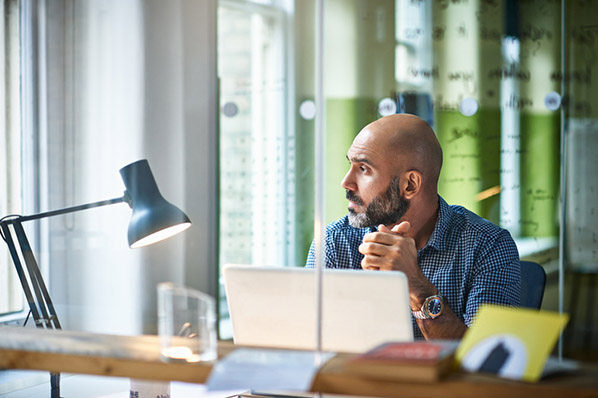 Mann am Laptop denkt an Domain Authority