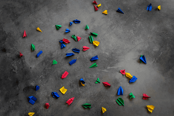 bunte papierflieger als symbol fuer google display network
