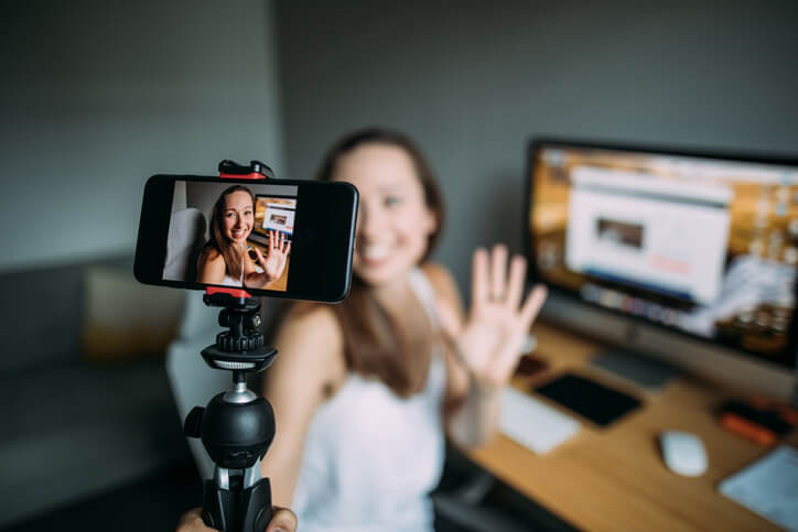 Frau betreibt Influencer Marketing indem sie Aufnahmen mit dem Handy macht
