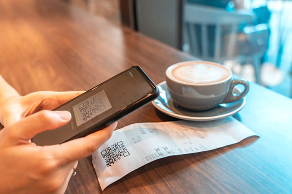 Person scannt Instagram QR Code mit Smartphone