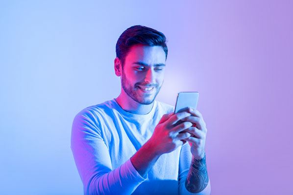 Mann erstellt Instagram Untertitel für seine Story am Smartphone