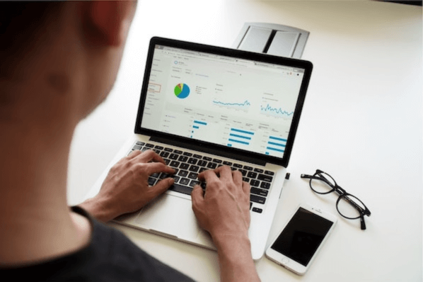 Mann analysiert Daten und Diagramme zum Markenwert