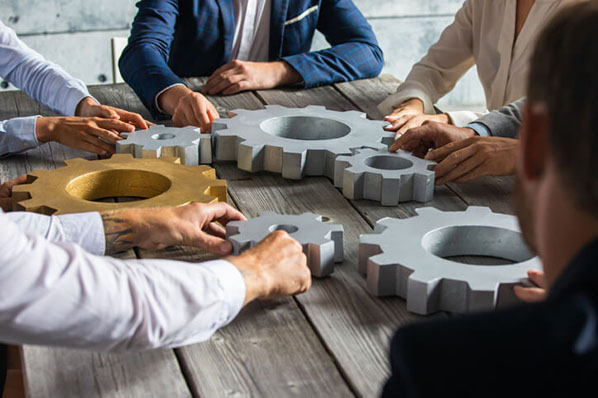 Gruppe arbeitet an Maschinenbau-Marketing