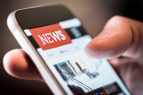 Person stößt bei News-Website auf Paywall