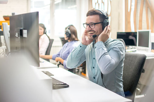 Mitarbeiter telefoniert und arbeitet serviceorientiert