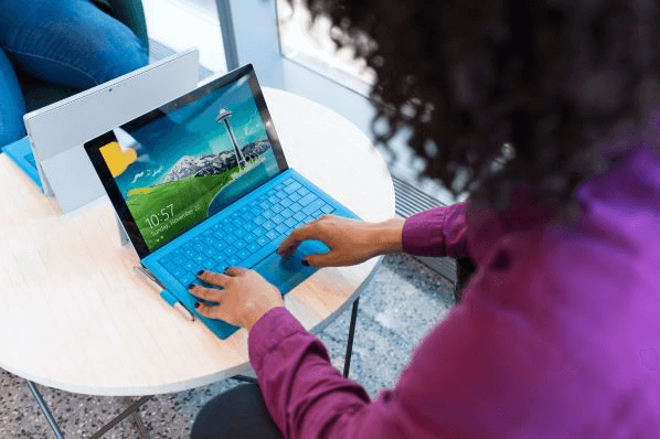 Frau beim Single Sign-On am Laptop
