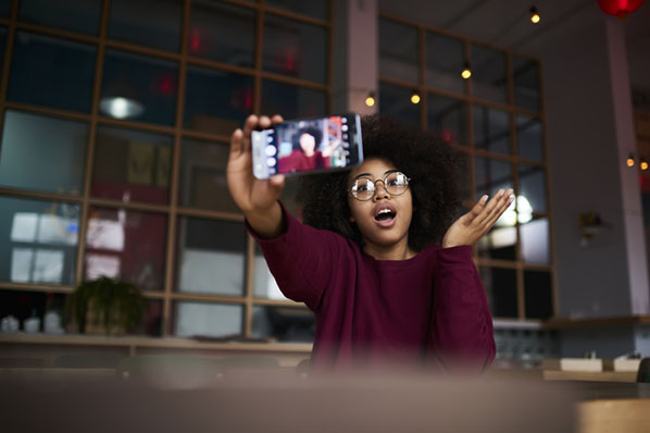 Frau erstellt Vlog mit Smartphone