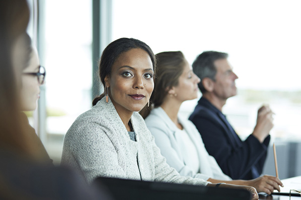 Frau in Meeting denkt an Zielbeziehungen im Unternehmen