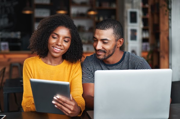 two people using a wordpress crowdfunding plugin