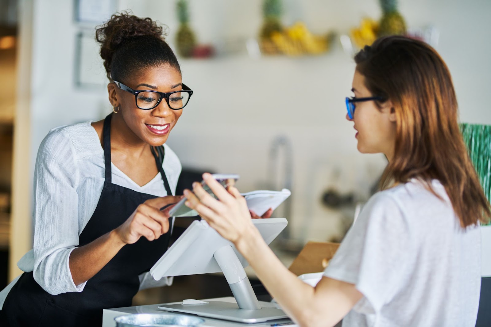 Person using a discount from a WordPress coupon plugin at a cafe