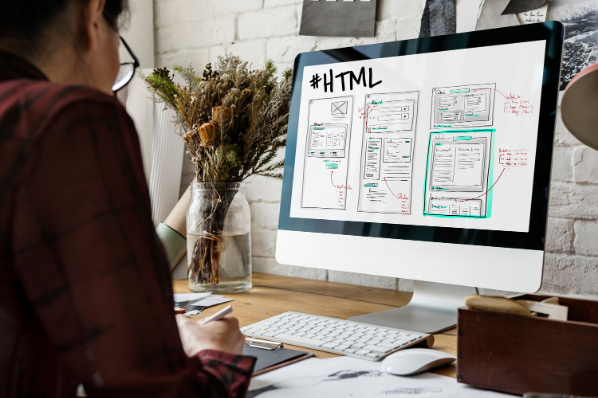 pessoa em frente a computador aprende como criar um site 
